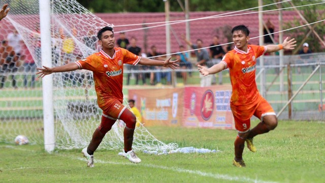Selebrasi pemain Persiraja Banda Aceh usai cetak gol. Foto: Suparta/acehkini