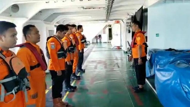 Tim SAR mencari kapal layar motor yang hilang di Perairan Pangkep, Sulsel, Sabtu (1/10/2022). Foto: Dok. Istimewa