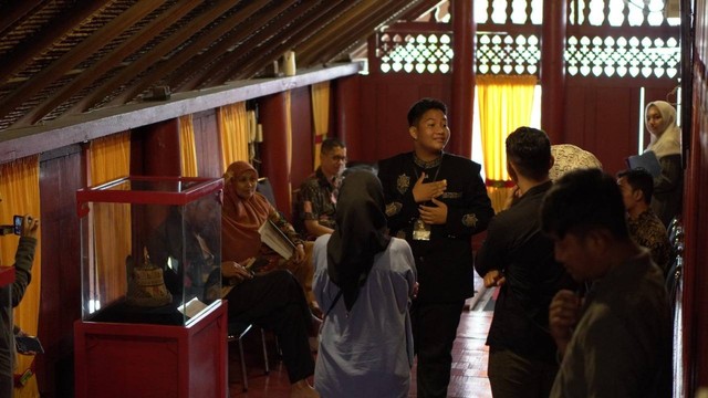Peserta menjelaskan tentang Museum Aceh dalam kegiatan Kompetisi Pemandu Museum Aceh. Foto: panitia   