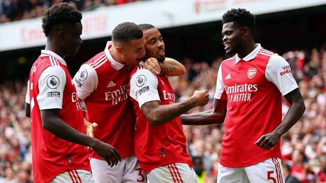 Pemain Arsenal Gabriel Jesus merayakan mencetak gol kedua mereka dengan Granit Xhaka, Bukayo Saka dan Thomas Partey saat hadapi Tottenham Hotspur di Stadion Emirates, London, Inggris, Sabtu(1/10/2022). Foto: David Klein/REUTERS