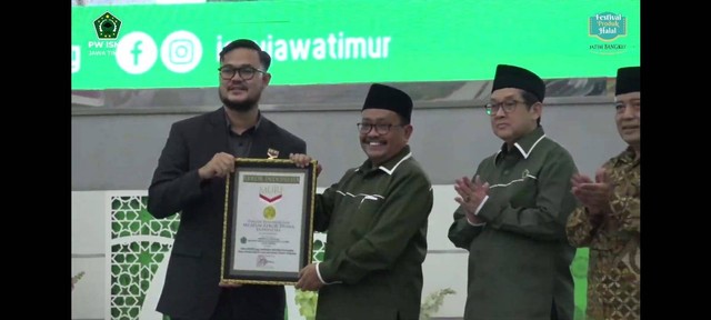 Penganugerahan penghargaan Rekor MURI kepada ISNU Jatim. Foto / tangkapan layar