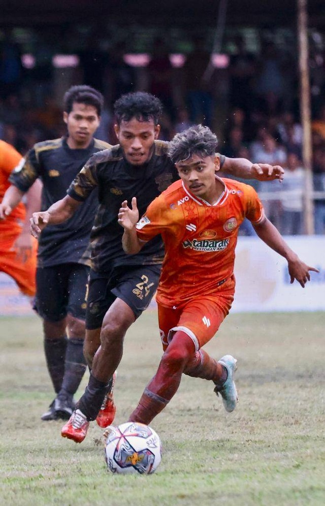 Aksi Muhammad Rizki alias Rizki Tangse menggiring bola dalam laga Persiraja vs Perserang di Stadion H Dimurthala, Kota Banda Aceh, Sabtu (1/10) sore. Foto: Suparta/acehkini