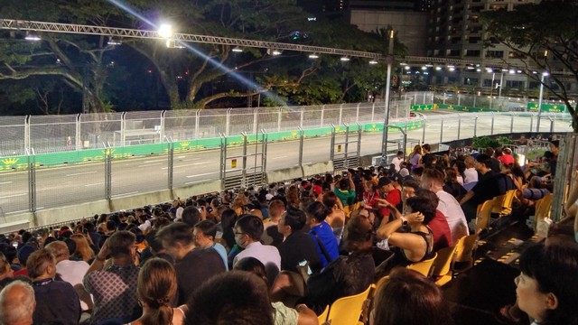 Menonton F1 GP Singapura dari Padang Grandstand Sirkuit Marina Bay, Singapura, Sabtu (1/10/2022). Foto: Katondio Bayumitra Wedya/kumparan
