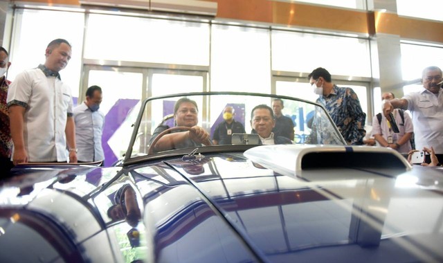 Menko Bidang Perekonomian, Airlangga Hartarto dan Ketua MPR, Bambang Soesatyo mencoba sebuah mobil di arena acara expo otomotif. Foto: Kemenko Perekonomian