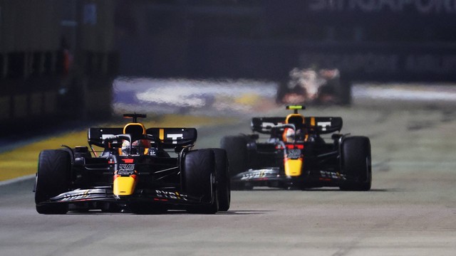 Pembalap Red Bull Max Verstappen dan Sergio Perez beraksi selama kualifikasi di Sirkuit Jalan Marina Bay, Singapura, Sabtu (1/10/2022). Foto: Edgar Su/REUTERS