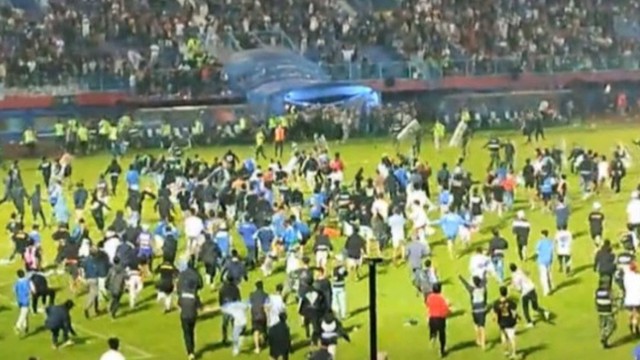 Kerusuhan pasca pertandingan laga Sepakbola Liga I antara Arema FC VS Persebaya sebagian penonton berlarian masuk dalam lapangan. Foto: Dok. Istimewa