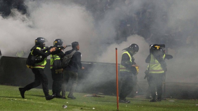 Aparat keamanan menembakkan gas air mata untuk menghalau suporter yang masuk lapangan usai pertandingan sepak bola BRI Liga 1 antara Arema melawan Persebaya di Stadion Kanjuruhan, Malang, Sabtu (1/10/2022). Foto: Ari Bowo Sucipto/ANTARA FOTO