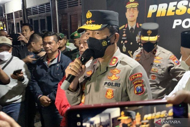 Kapolda Jawa Timur Irjen Pol. Nico Afinta memberikan keterangan pers di Polres Malang, Kabupaten Malang, Jawa Timur, Minggu (2/10/2022). Foto: ANTARA/Vicki Febrianto