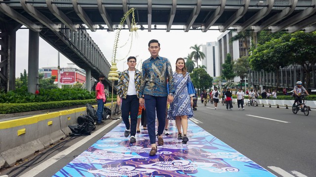 Para peserta mengikuti peragaan busana mengenakan pakaian Batik di kawasan Car Free Day (CFD) Senayan, Jakarta pada Minggu (2/10). Foto: Iqbal Firdaus/kumparan
