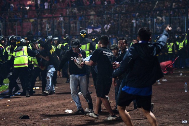 Suasana kerusuhan dipertandingan sepak bola antara Arema FC dan Persebaya Surabaya di Malang, Jawa Timur pada 1 Oktober 2022. Foto: Putri/AFP