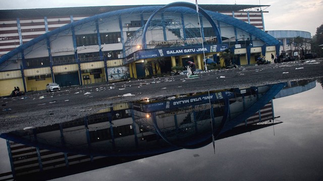 Stadion Kanjuruhan pada pagi hari setelah kerusuhan dipertandingan sepak bola antara Arema FC dan Persebaya Surabaya di Malang, Jawa Timur pada 2 Oktober 2022. Foto: Putri/AFP