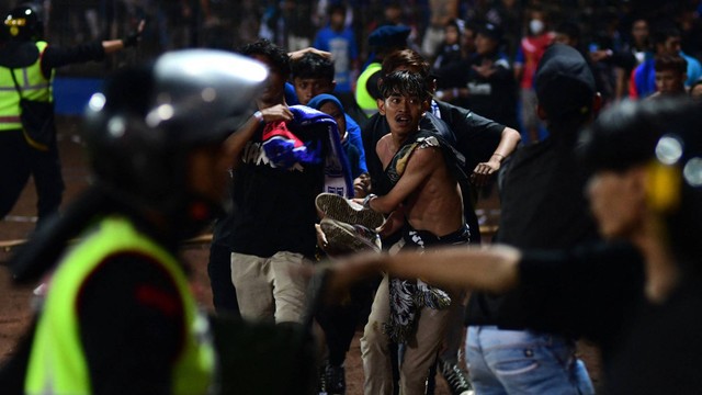 Suasana kerusuhan dipertandingan sepak bola antara Arema FC dan Persebaya Surabaya di Malang, Jawa Timur pada 1 Oktober 2022. Foto: Putri/AFP