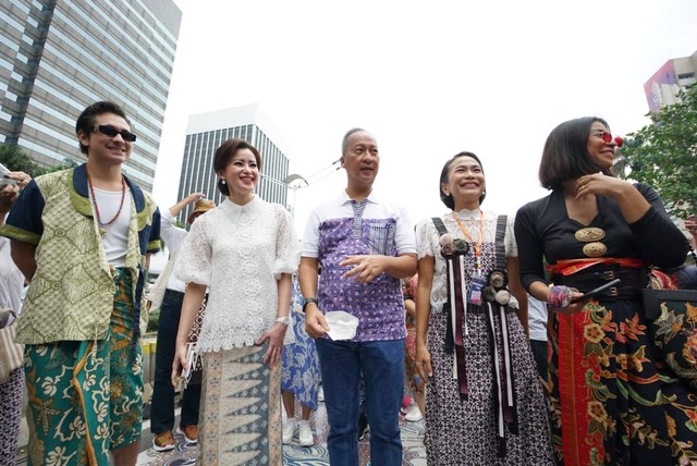 (Ki-Ka) Wakil Direktur Utama Bank Mandiri Alexandra Askandar, Menteri Perindustrian Agus Gumiwang Kartasasmita, Wakil Ketua Yayasan Batik Indonesia (YBI) Gita Pratama saat mengikuti fesyen show Mandiri Hari Batik 2022 di kawasan Car Free Day (CFD). Foto: Dok. Istimewa