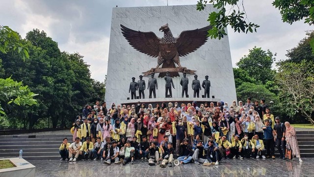 Tugu Pahlawan Revolusi, sumber : pribadi. (KKL Departemen Pendidikan Sejarah UNP, 29 Mei 2022)