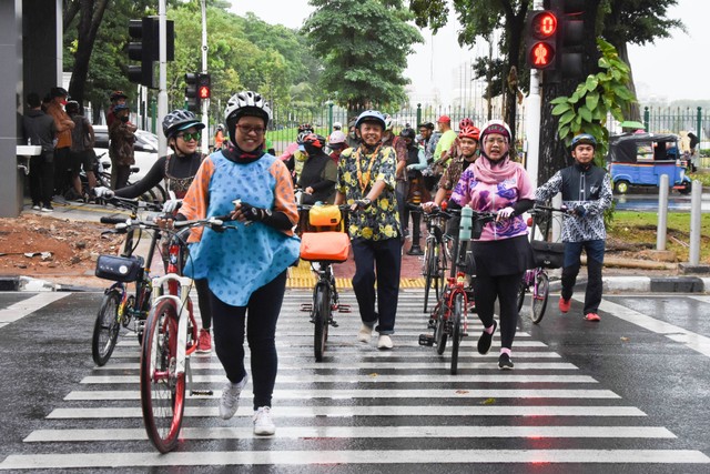 Sejumlah anggota komunitas sepeda mengenakan batik saat bersepeda di hari bebas berkendara di kawasan Bundaran HI, Jakarta, Minggu (2/10/2022). Foto: Indrianto Eko Suwarso/ANTARA FOTO