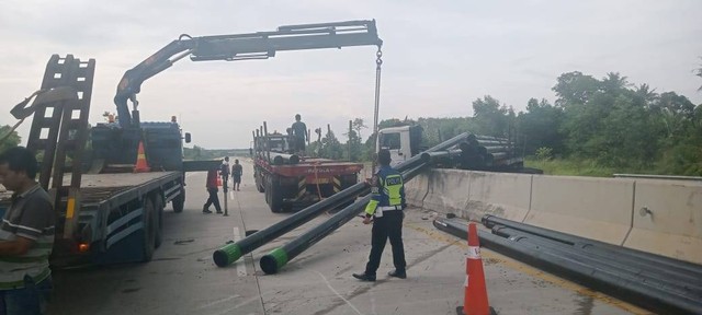 Mobil truk trailer menabrak pembatas jalur jalan di Jalan Tol Terpeka KM 153.400 jalur A Kabupaten Lampung Tengah. | Foto: Humas PJR