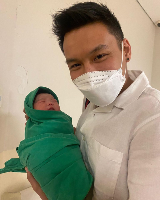 Stella Cornelia dan Fendy Chow dikaruniai anak pertama. Foto: Instagram/@stellarcor