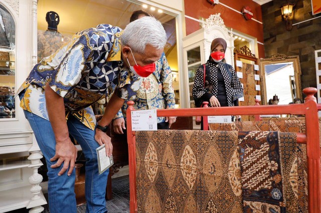 Gubernur Jawa Tengah (Jateng) Ganjar Pranowo mengunjungi Kampung Batik Kauman di Pasar Kliwon, Kota Surakarta, Jawa Tengah, Minggu (2/10/2022). Foto: Dok. Istimewa