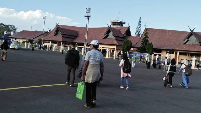 Penumpang pesawat saat tiba di Bandara Lanud Iskandar Pangkalan Bun beberapa waktu lalu. Foto: IST/InfoPBUN