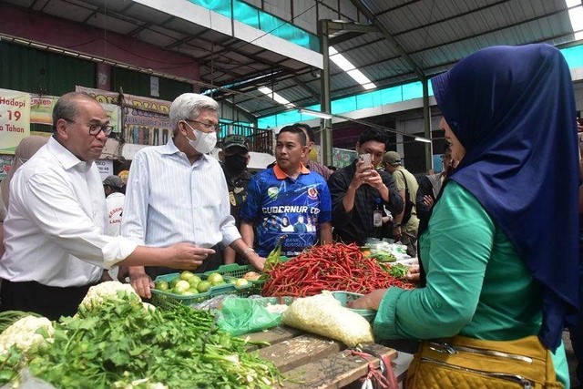 Wakil Gubernur Sumsel H Mawardi Yahya meninjau harga pangan di Pasar Lemabang, Kota Palembang, Minggu (2/10). 