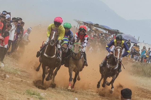 Joki memacu kuda pada Pacuan Kuda Cibogo, Tanjungsari, Sumedang, Jawa Barat, Minggu (2/10/2022). Foto: Novrian Arbi/ANTARA FOTO