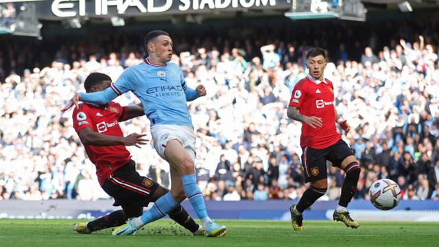 Manchester City Phil Foden mencetak gol keempat mereka ke gawang Manchester United. Foto: Carl Recine/Reuters