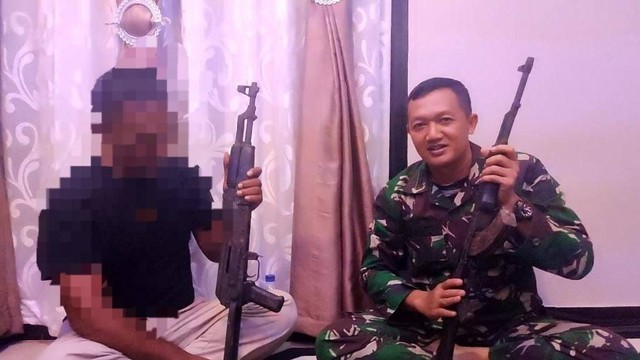 Seorang warga di Aceh Barat berinisial N yang juga merupakan eks kombatan GAM menyerahkan dua pucuk senjata api ke TNI. Foto: Dok. Kodim 0105/Abar