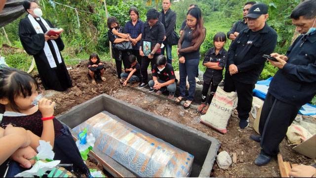 Suasana pemakaman jenazah Yafet Rompis di TPU Kayuwatu Manado. Yafet adalah korban pembantaian oleh KKB di Papua.