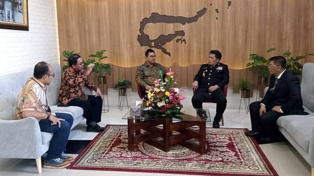 Ari Dartomo, GM PLN UIW Suluttenggo yang baru berdialog dengan Kapolda Sulawesi Utara, Irjen Pol Mulyatno.