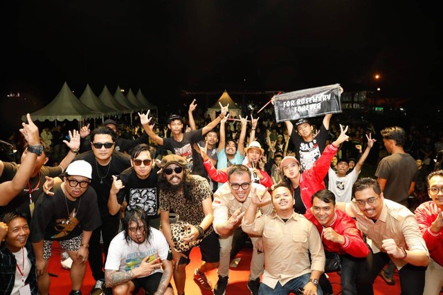 Relawan Ganjar Muda Padjadjaran (GMP) menggelar festival bertema 'Pariwisata Pulih, Indonesia Bangkit' di Lapangan Tol Grand Pangandaran, Kabupaten Pangandaran, Jawa Barat pada Minggu (2/10/2022). Foto: dok. Istimewa
