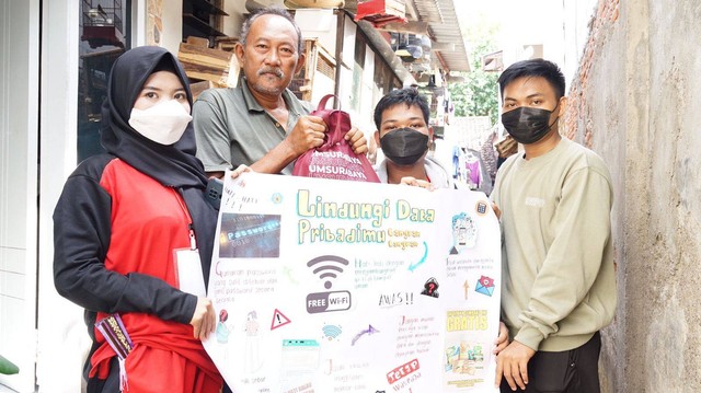 Foto mahasiswa UM Surabaya saat edukasi masyarakat dan menyerahkan paket sembako (Dok/Foto/Humas)