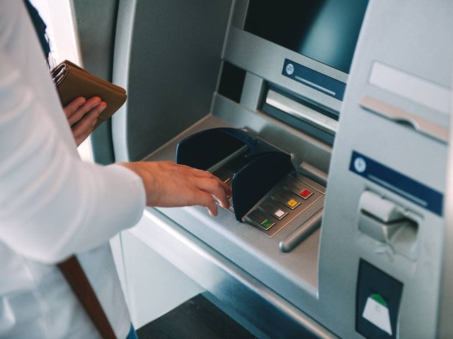 Skimming merupakan pencurian informasi akun rekening melalui mesin ATM. Foto: Shutterstock