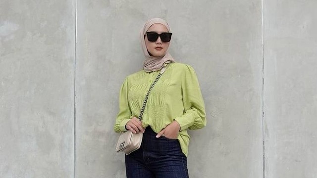 Gaya hijab modis bak ABG ala Erica Putri. Foto: Instagram.com/ericaputrii