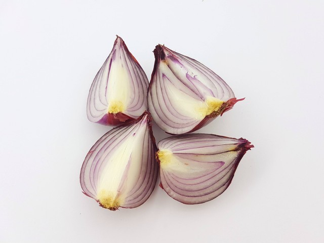 Ilustrasi bawang merah yang memiliki banyak manfaat untuk kesehatan. Foto: Unsplash