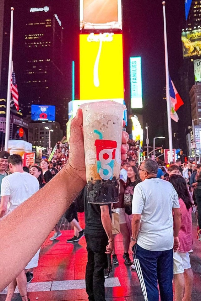 Teguk sampai di Times Square, New York. Foto: Instagram/@teguk.indonesia