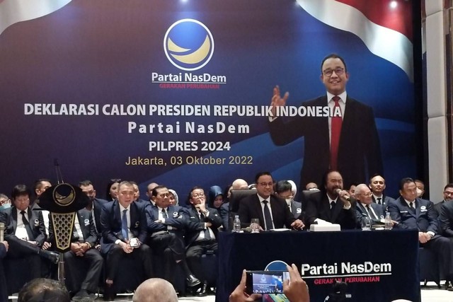 Ketua Umum Partai NasDem Surya Paloh berdampingan dengan Gubernur DKI Jakarta Anies Baswedan dalam Deklarasi Calon Presiden Republik Indonesia Partai NasDem Pilpres 2024 di NasDem Tower, Jakarta, Senin (3/10/2022). Foto: Zamachsyari/kumparan