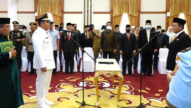 Roby Kurniawan dilantik sebagai Bupati Bintan definitif periode 2021-2024. Foto: Ist/kepripedia.com