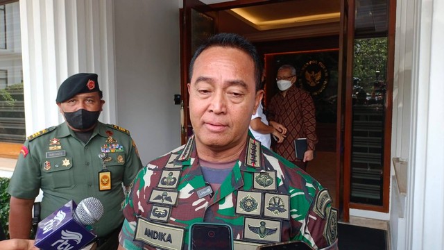 Panglima TNI Jenderal Andika Perkasa di Kantor Kemenko Polhukam, Senin (3/10/2022). Foto: Aprilandika Pratama/kumparan