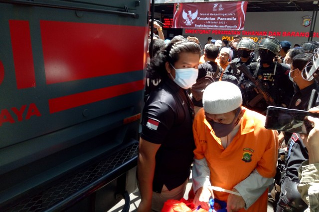 Pemindahan tersangka Khilafatul Muslimin dari Polda Metro Jaya ke Kejaksaan Negeri Bekasi, Senin (3/10). Foto: Ananta Musa/kumparan