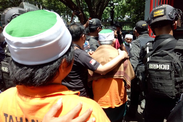 Pemindahan tersangka Khilafatul Muslimin dari Polda Metro Jaya ke Kejaksaan Negeri Bekasi, Senin (3/10). Foto: Ananta Musa/kumparan