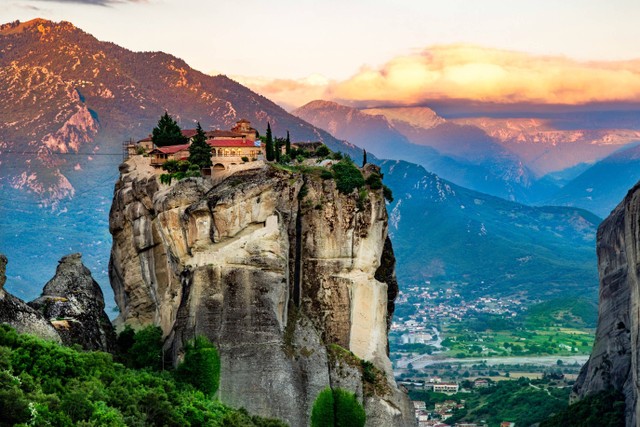  Ilustrasi Meteora di Yunani. Foto: Shutterstock