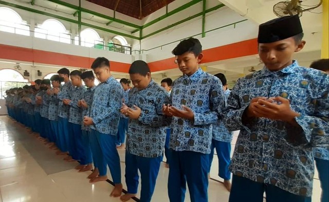 Siswa SMP Muhammadiyah 6 Surabaya melakukan salat gaib dan doa bersama untuk korban tragedi di stadion Kanjuruhan, Malang.