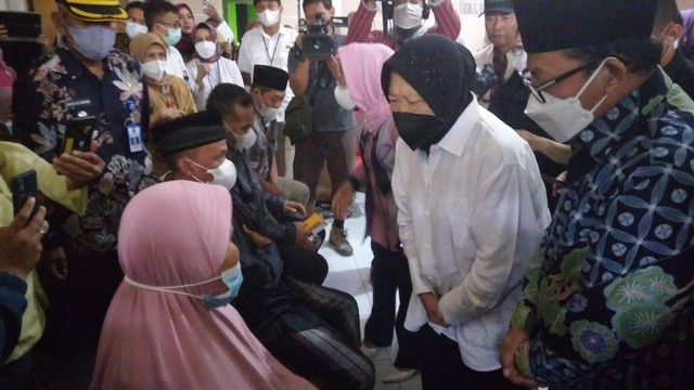 Mensos Tri Rismaharini saat berdialog dengan ahli waris keluarga korban trageding Kanjuruhan, di kantor Kecamatan Klojen, Kota Malang, Senin (3/10/2022). foto/Feni Yusnia