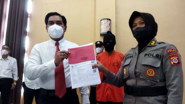 Polisi menunjukkan barang bukti kasus penipuan yang dilakukan oleh anggota DPRD Bantul, Senin (3/10/2022). Foto: Maria Wulan/Tugu Jogja