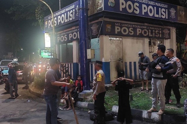 Pos polisi di Makassar dilempari bom molotov, Minggu (9/3) malam.  Foto: Dok. Istimewa