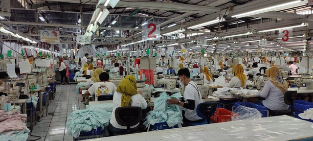 Suasana para pekerja di PT Masterindo Jaya Abadi pada Senin (3/10). Foto: Rachmadi Rasyad/kumparan