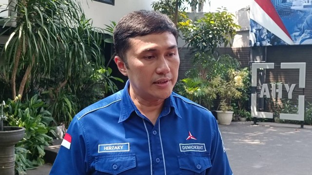 Kepala Badan Komunikasi Strategis (Bakomstra) DPP Partai Demokrat, Herzaky Mahendra di Kantor DPP Partai Demokrat, Senin (3/10).  Foto: Zamachsyari/kumparan