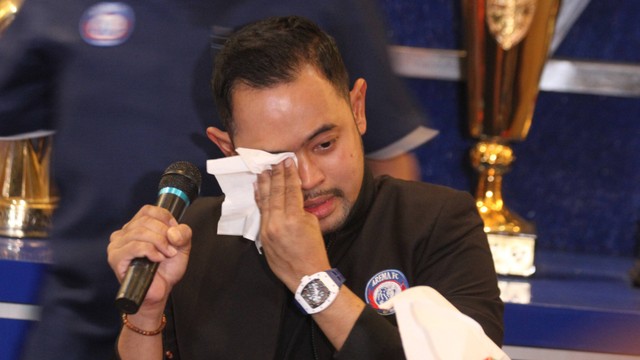 Presiden Arema FC Gilang Widya Pramana menangis saat menyampaikan keterangan kepada wartawan di Sekretariat Arema FC, Malang, Jawa Timur, Senin (3/10/2022). Foto: ANTARA FOTO/Ari Bowo Sucipto