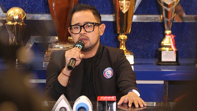 Presiden Arema FC Gilang Widya Pramana menyampaikan keterangan kepada wartawan di Sekretariat Arema FC, Malang, Jawa Timur, Senin (3/10/2022). Foto: ANTARA FOTO/Ari Bowo Sucipto