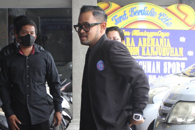 Presiden Arema FC Gilang Widya Pramana tiba untuk menyampaikan keterangan kepada wartawan di Sekretariat Arema FC, Malang, Jawa Timur, Senin (3/10/2022). Foto: ANTARA FOTO/Ari Bowo Sucipto